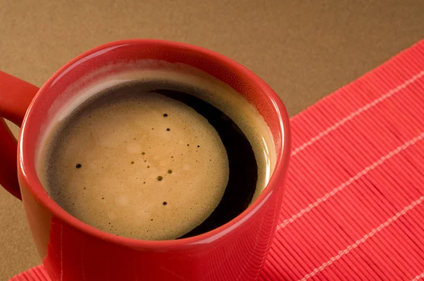在一个红色杯黑咖啡饮料 — 图库照片