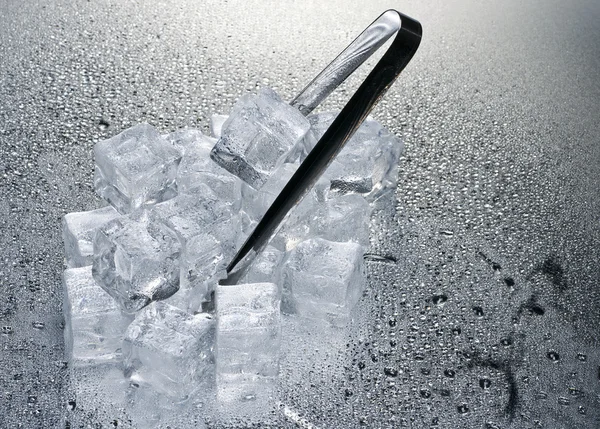 Kostki lodu na mokro tło — Zdjęcie stockowe