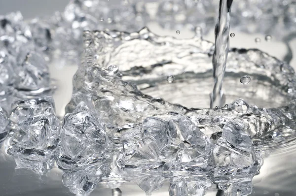Närbild bild av några is bitar i vatten — Stockfoto