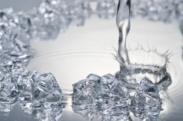Close-up van sommige stukken ijs in water — Stockfoto