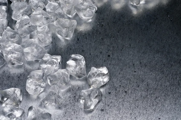 Blocchi di ghiaccio su sfondo bagnato — Foto Stock