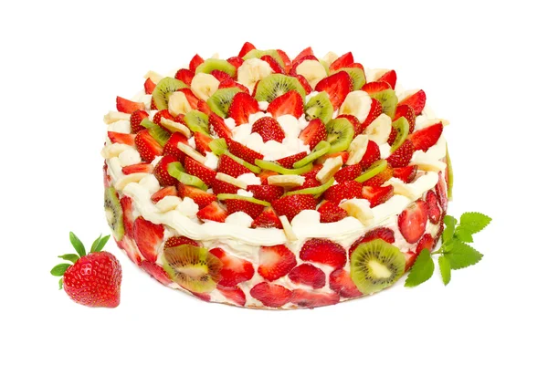 Pastel de frutas con fresas y kiwi aislado en blanco — Foto de Stock