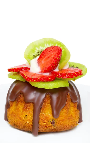 De cake van het fruit met aardbeien en kiwi fruit geïsoleerd op wit — Stockfoto