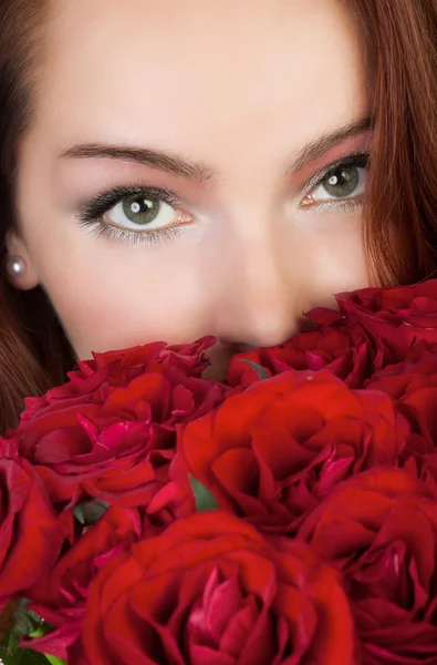 赤いバラの花束を持つ女性 — ストック写真
