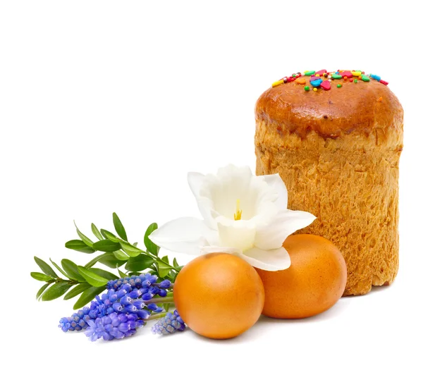Velikonoční chléb, vejce a jarní květy na bílém pozadí — Stock fotografie