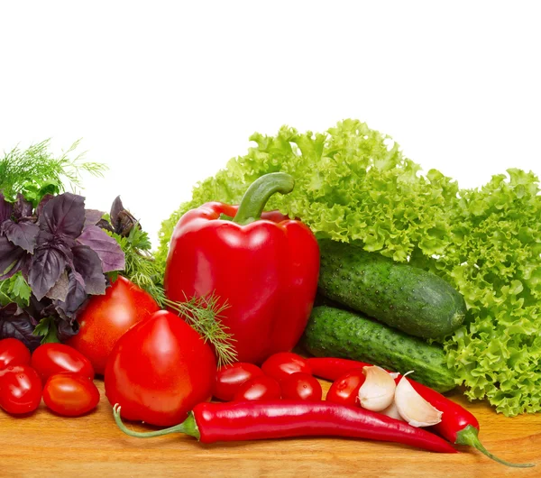 Смесь свежих овощей на белом — стоковое фото