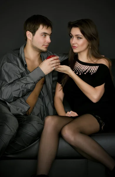 Молодая пара играет с яблоком — стоковое фото