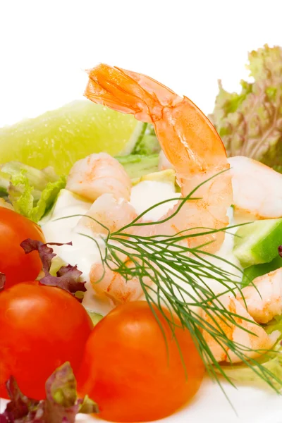 Zdravý salát z krevet, smíšená greeny a rajčaty. — Stock fotografie