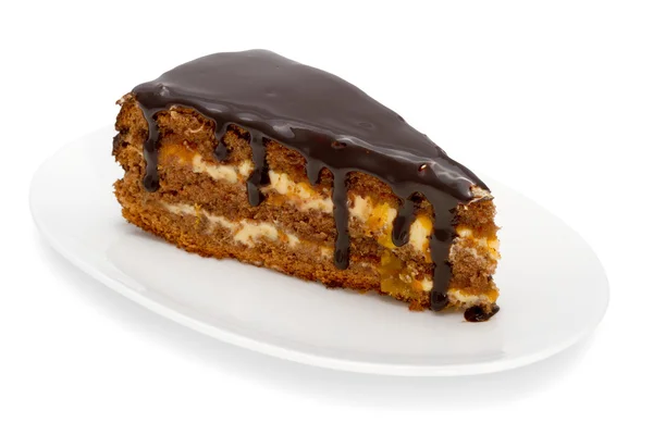 Pedazo de pastel con glaseado de chocolate aislado en blanco — Foto de Stock