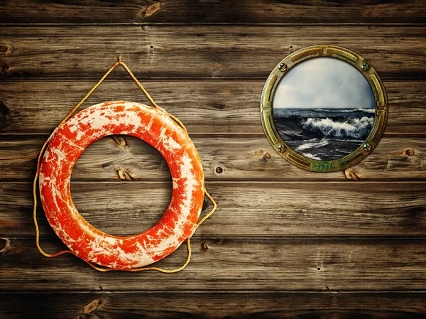 Záchranný kruh a okénkem — Stock fotografie