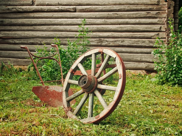 轮子和耕犁 — 图库照片