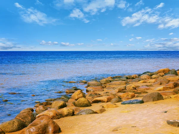 Морской скалистый пляж — стоковое фото