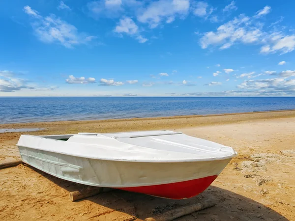 Морская лодка на пляже — стоковое фото