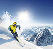 lyžař ve vysokých horách