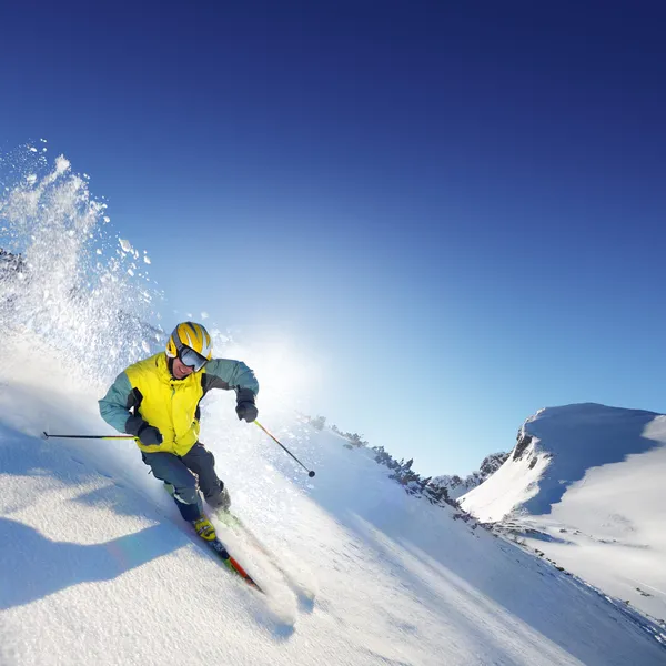 Yüksek dağlarda kayakçı — Stok fotoğraf