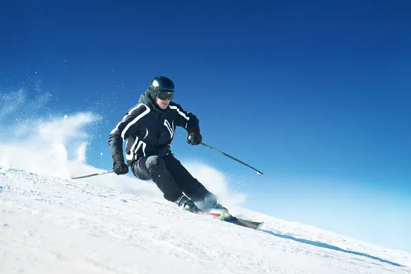 Esquiador em altas montanhas — Fotografia de Stock