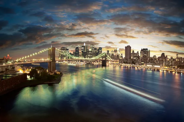 Splendido paesaggio urbano di New York - scattato dopo il tramonto Immagini Stock Royalty Free