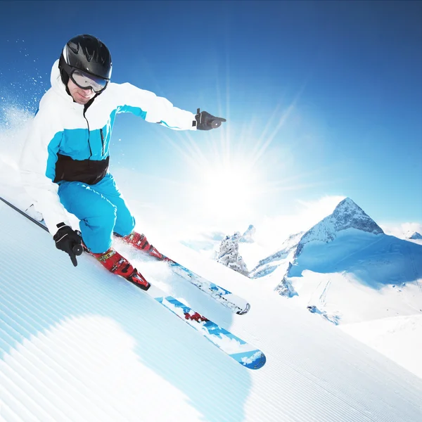 Esquiador en las montañas, preparado pista y día soleado —  Fotos de Stock
