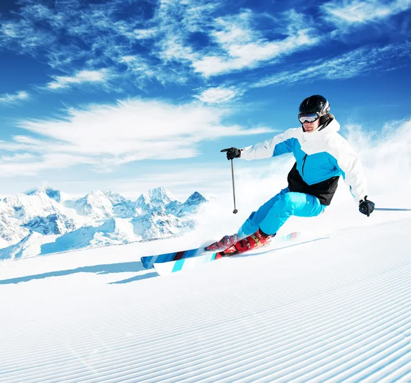 Skiër in Bergen, bereid piste en zonnige dag — Stockfoto