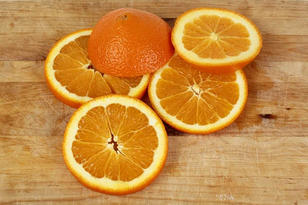 Orance φέτες σε ξύλινα κοπής — Φωτογραφία Αρχείου