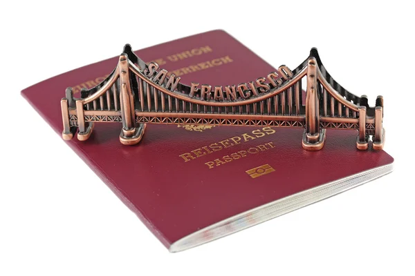 Eu のパスポートと、サンフランシスコのゴールデン ゲートのコピー — ストック写真