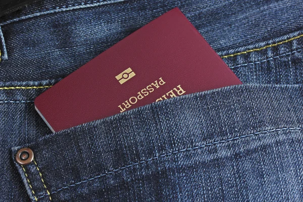 Um passaporte da UE no bolso — Fotografia de Stock