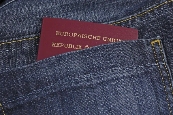 Un pasaporte de la UE en un bolsillo — Foto de Stock