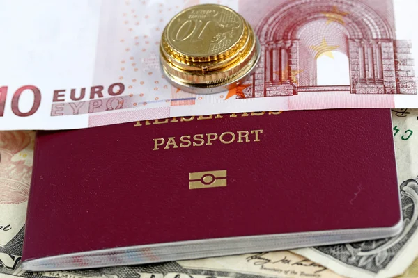 欧州連合のパスポートとお金 — ストック写真