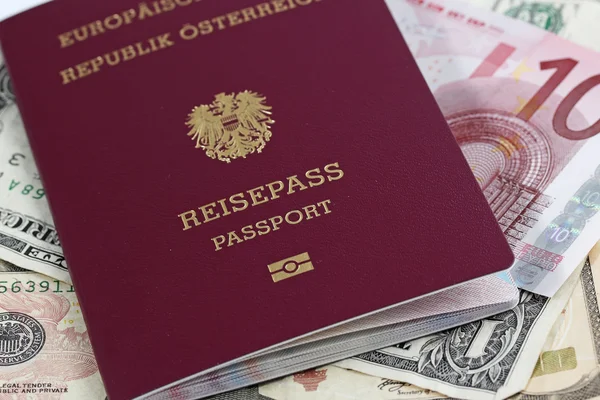 Passeport et argent de l'Union européenne — Photo