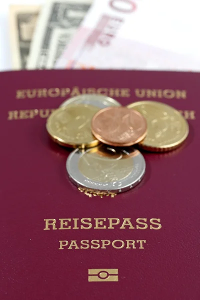 欧洲联盟护照和钱 — 图库照片