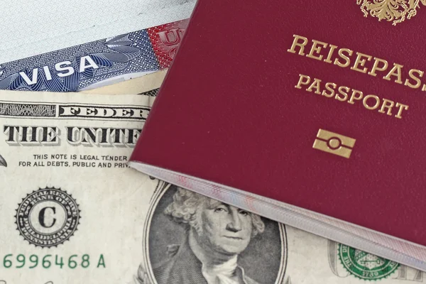 EU-útlevél, pénz, és nekünk visa — Stock Fotó