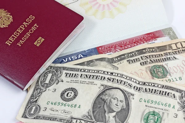 Euroopan unionin passi, dollarit ja Yhdysvaltain viisumi — kuvapankkivalokuva