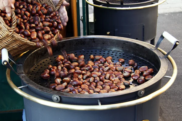 Roasted chestnuts at street wendor — Stock Photo, Image