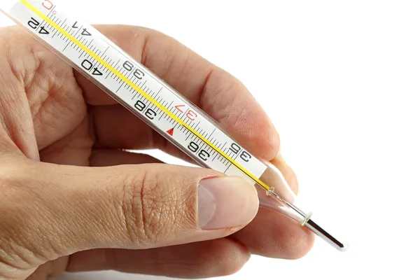 Tıbbi cıva termometreyi tutan bir el. — Stok fotoğraf