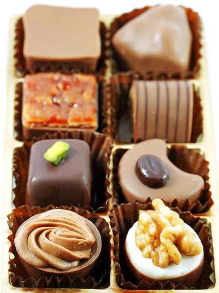Caixa de chocolates variados sobre fundo branco — Fotografia de Stock