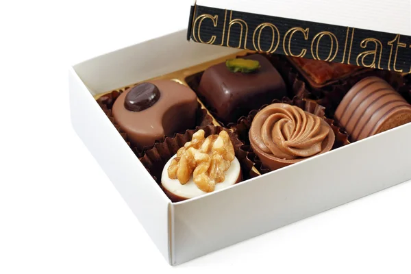 흰색 바탕에 모듬된 초콜릿 상자 — 스톡 사진