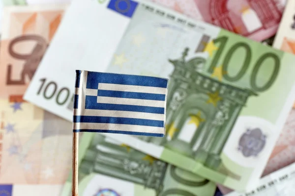 Банкноты евро и греческий флаг — стоковое фото