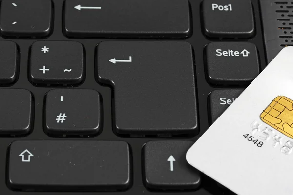 Tarjeta de crédito en un teclado — Foto de Stock