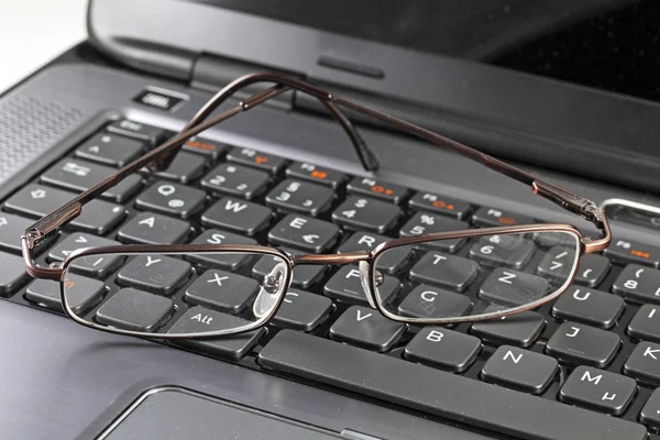 Brýle na klávesnici notebooku — Stock fotografie