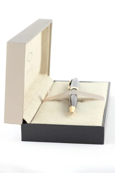 Uma caneta em uma caixa de presente — Fotografia de Stock