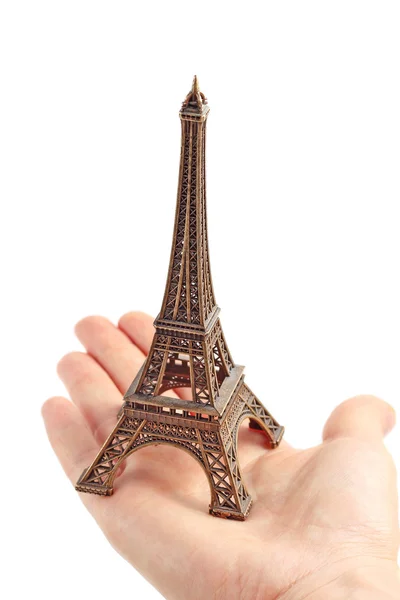 Ruka drží malé Eiffelova věž soška — Stock fotografie