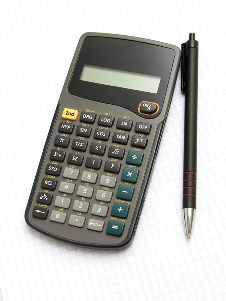 Научный калькулятор и сковорода на бумаге — стоковое фото