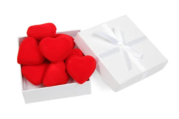 Weiße Geschenkschachtel mit roten Herzen auf weißem Hintergrund — Stockfoto