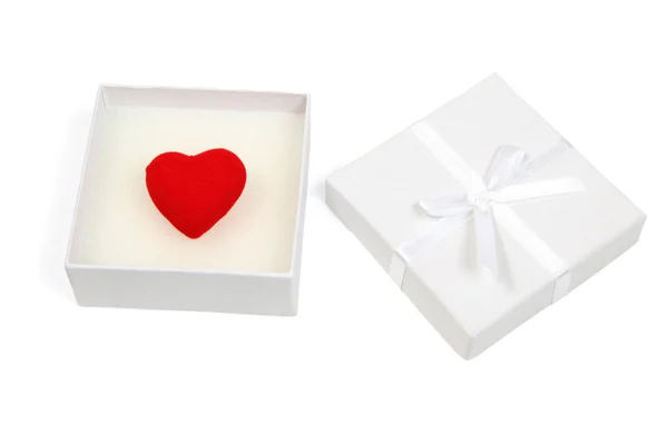 Weiße Geschenkschachtel mit roten Herzen auf weißem Hintergrund — Stockfoto