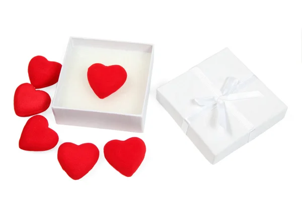 用红色的心里面在白色背景上的白色礼品盒 — 图库照片