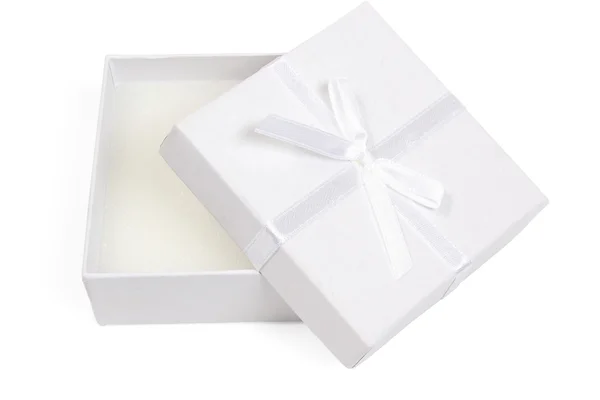 Белая коробка подарка на белом фоне — стоковое фото