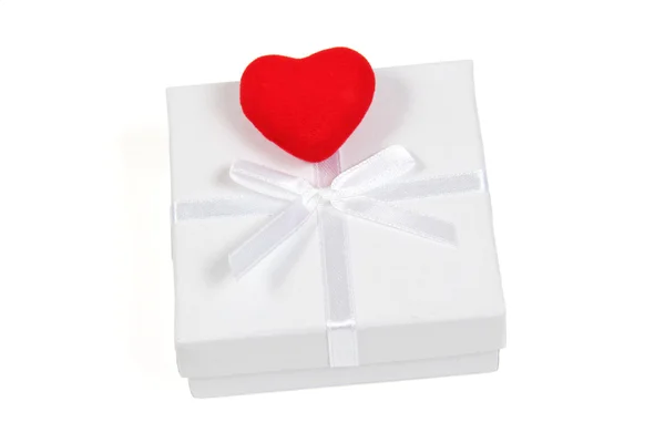 Weißer Geschenkkarton mit rotem Herz — Stockfoto