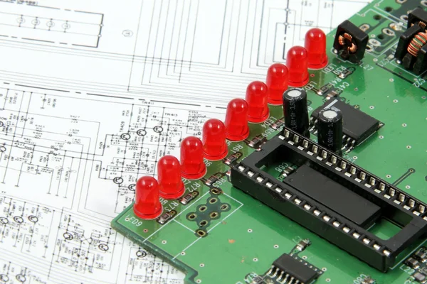 Placas de circuitos electrónicos en el fondo del esquema electrónico Imagen de stock