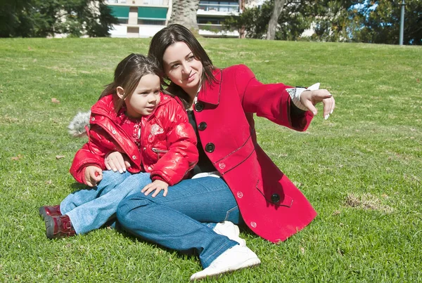 Matka a dcera se baví v parku. — Stock fotografie
