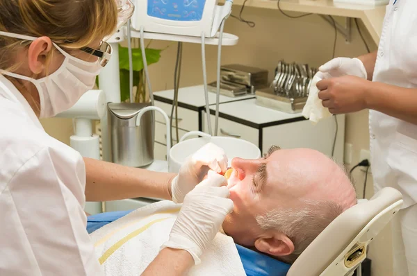 Homem mais velho no dentista — Fotografia de Stock